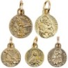 Médaille moulée en métal couleur dorée Ø 1.2 cm, Plusieurs Saints.
