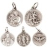 Médaille moulée ou frappée en métal couleur argentée Ø 1.5 cm. Plusieurs saints..