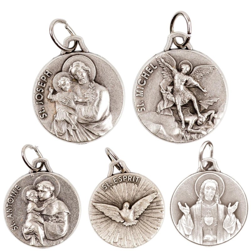 Medaille moulee ou frappee en metal couleur argentee Ø 1.8 cm. Plusieurs saints.