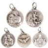Medaille moulee ou frappee en metal couleur argentee Ø 1.8 cm. Plusieurs saints.