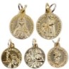 Médaille moulée en métal couleur dorée Ø 1.8 cm. Plusieurs saints.