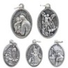 Médaille en métal couleur argentée forme ovale H. 2,2 cm. Plusieurs saints.