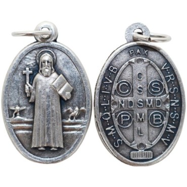 Médaille en métal couleur argentée forme ovale H. 2,2 cm. Plusieurs saints.