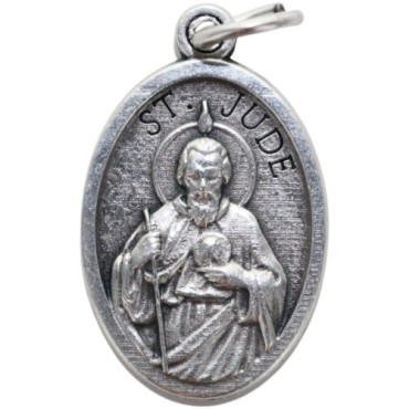 Médaille en métal couleur argentée forme ovale H. 2,2 cm. Plusieurs saints.