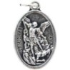 Médaille en métal couleur argentée forme ovale H. 2,2 cm. Plusieurs saints.