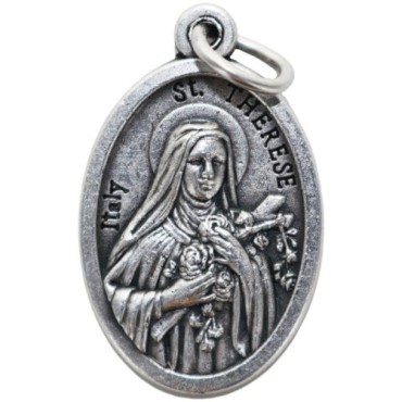 Médaille en métal couleur argentée forme ovale H. 2,2 cm. Plusieurs saints.