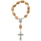 Dizainier sur chaine en bois d olivier ovale Ø 10 cm, fermoir, croix en métal avec Christ.