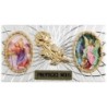 Plaque auto forme rectangle en alu striée H. 3 x 5,5 cm avec rose plus 2 résines, plusieurs saints.