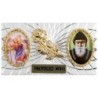 Plaque auto forme rectangle en alu striée H. 3 x 5,5 cm avec rose plus 2 résines, plusieurs saints.