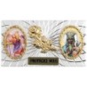 Plaque auto forme rectangle en alu striée H. 3 x 5,5 cm avec rose plus 2 résines, plusieurs saints.