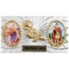 Plaque auto forme rectangle en alu striée H. 3 x 5,5 cm avec rose plus 2 résines, plusieurs saints.