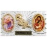 Plaque auto forme rectangle en alu striée H. 3 x 5,5 cm avec rose plus 2 résines, plusieurs saints.