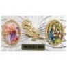 Plaque auto forme rectangle en alu striée H. 3 x 5,5 cm avec rose plus 2 résines, plusieurs saints.