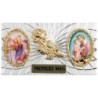 Plaque auto forme rectangle en alu striée H. 3 x 5,5 cm avec rose plus 2 résines, plusieurs saints.