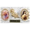 Plaque auto forme rectangle en alu striée H. 3 x 5,5 cm avec rose plus 2 résines, plusieurs saints.