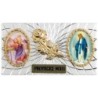 Plaque auto forme rectangle en alu striée H. 3 x 5,5 cm avec rose plus 2 résines, plusieurs saints.