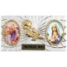 Plaque auto forme rectangle en alu striée H. 3 x 5,5 cm avec rose plus 2 résines, plusieurs saints.