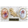 Plaque auto forme rectangle en alu striée H. 3 x 5,5 cm avec rose plus 2 résines, plusieurs saints.