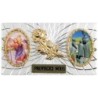 Plaque auto forme rectangle en alu striée H. 3 x 5,5 cm avec rose plus 2 résines, plusieurs saints.