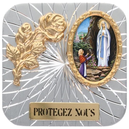 Plaque auto forme carrée en alu striée H. 3.50 cm avec rose avec résines. Disponible avec différents Saints.