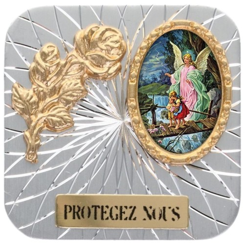 Plaque auto forme carrée en alu striée H. 3.50 cm avec rose avec résines. Disponible avec différents Saints.
