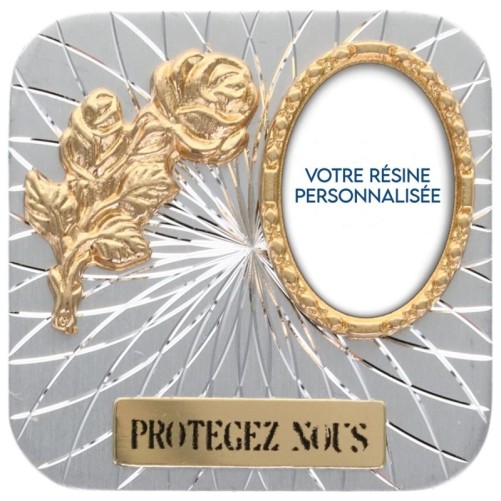 Plaque auto forme carrée en alu striée H. 3.50 cm avec rose avec résines. Disponible avec différents Saints.