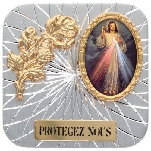 Plaque auto forme carrée en alu striée H. 3.50 cm avec rose avec résines. Disponible avec différents Saints.