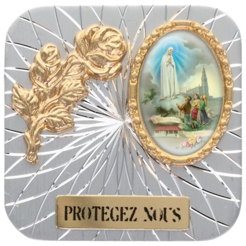 Plaque auto forme carrée en alu striée H. 3.50 cm avec rose avec résines. Disponible avec différents Saints.