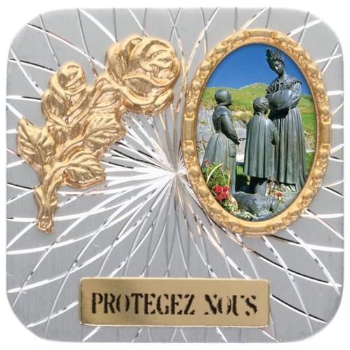 Plaque auto forme carrée en alu striée H. 3.50 cm avec rose avec résines. Disponible avec différents Saints.