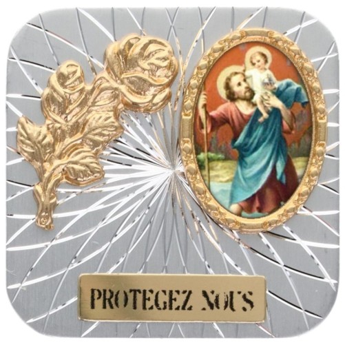 Plaque auto forme carrée en alu striée H. 3.50 cm avec rose avec résines. Disponible avec différents Saints.