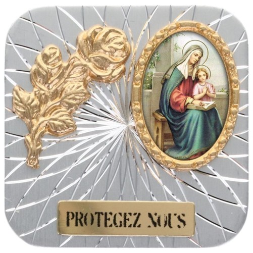 Plaque auto forme carrée en alu striée H. 3.50 cm avec rose avec résines. Disponible avec différents Saints.