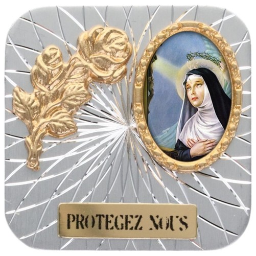 Plaque auto forme carrée en alu striée H. 3.50 cm avec rose avec résines. Disponible avec différents Saints.