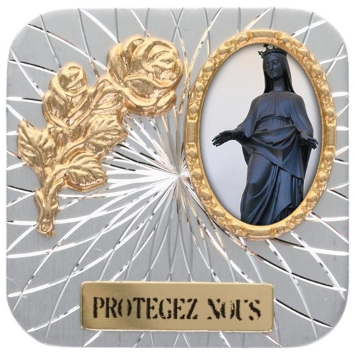 Plaque auto forme carrée en alu striée H. 3.50 cm avec rose avec résines. Disponible avec différents Saints.