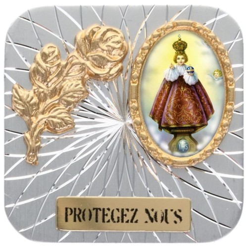 Plaque auto forme carrée en alu striée H. 3.50 cm avec rose avec résines. Disponible avec différents Saints.