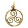 Pendentif triskel encerclé 1,5 cm en plaqué or. Livré en boîte..