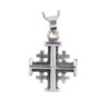 Croix de cou de Jérusalem striée en argent 925 °/°° H. 1,4 cm (1,53 g). Livrée en boite.