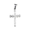 Croix de cou arrondie en argent 925 (1,50 g) sertie de pierres OZ – H. 2,4 cm. Livrée en boîte..