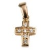Croix de cou en plaqué or avec pierres OZ à l'intérieur – H. 1,4 cm. Livrée en boîte..
