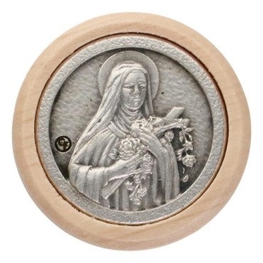 Plaque auto avec contour en bois, diametre 2,2 cm, et centre en metal. Disponible avec plusieurs saints au choix.