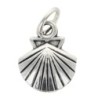 Pendentif coquille de saint Jacques en métal couleur argentée. 1 cm.