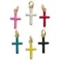 Croix de cou laiton dore, ornée de résine de différentes couleurs assorties. Hauteur : 1,2 cm. LOT DE 10.