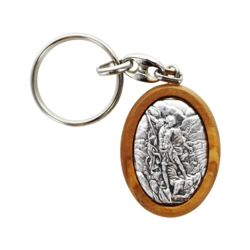 Porte-clés H. 4 cm en bois d’olivier avec plaque en métal argenté.