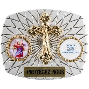 Plaque auto rectangle H. 3,5 x 4 cm arrondie en alu striée avec croix plus 2 résines, plusieurs saints.