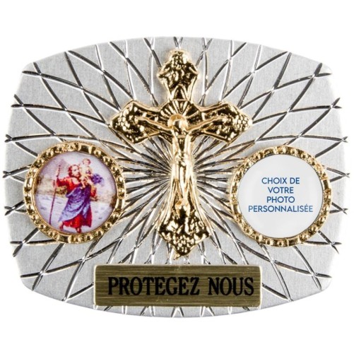 Plaque auto rectangle H. 3,5 x 4 cm arrondie en alu striée avec croix plus 2 résines, plusieurs saints.
