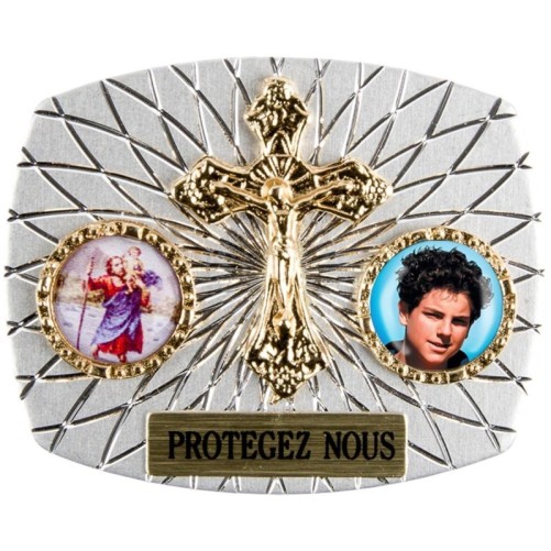 Plaque auto rectangle H. 3,5 x 4 cm arrondie en alu striée avec croix plus 2 résines, plusieurs saints.