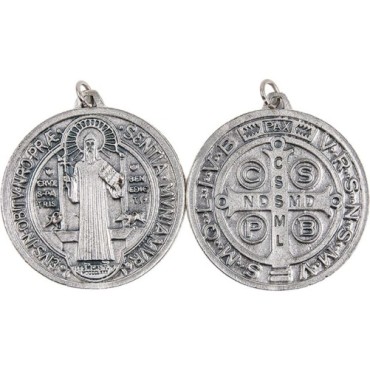 Medaille metal couleur argentee de saint Benoit, plusieurs tailles.