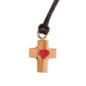 Croix de cou en bois d'olivier avec cœur en relief peint en rouge H. 1,5 cm avec cordon cuir 70 cm..