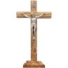 Crucifix en bois d´olivier avec Christ en métal couleur argentée sur socle.
