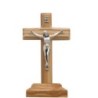 Crucifix en bois d´olivier avec Christ en métal couleur argentée sur socle.