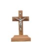 Crucifix en bois dolivier avec Christ en métal couleur argentée sur socle